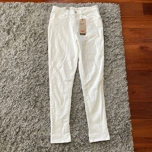 NWT Levi’s White High Rise Skinny Jeans Size 30